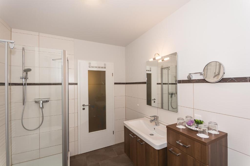 Apartmenthaus Kleiner Falke Ostseebad Ostseebad Binz Exterior foto
